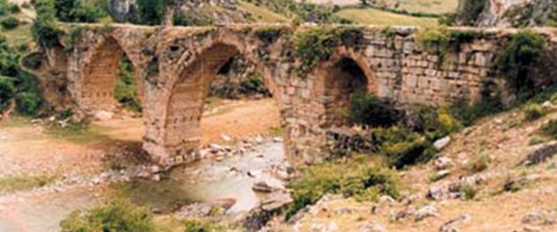 Dinlenme ve ibadet odalı tarihi köprü