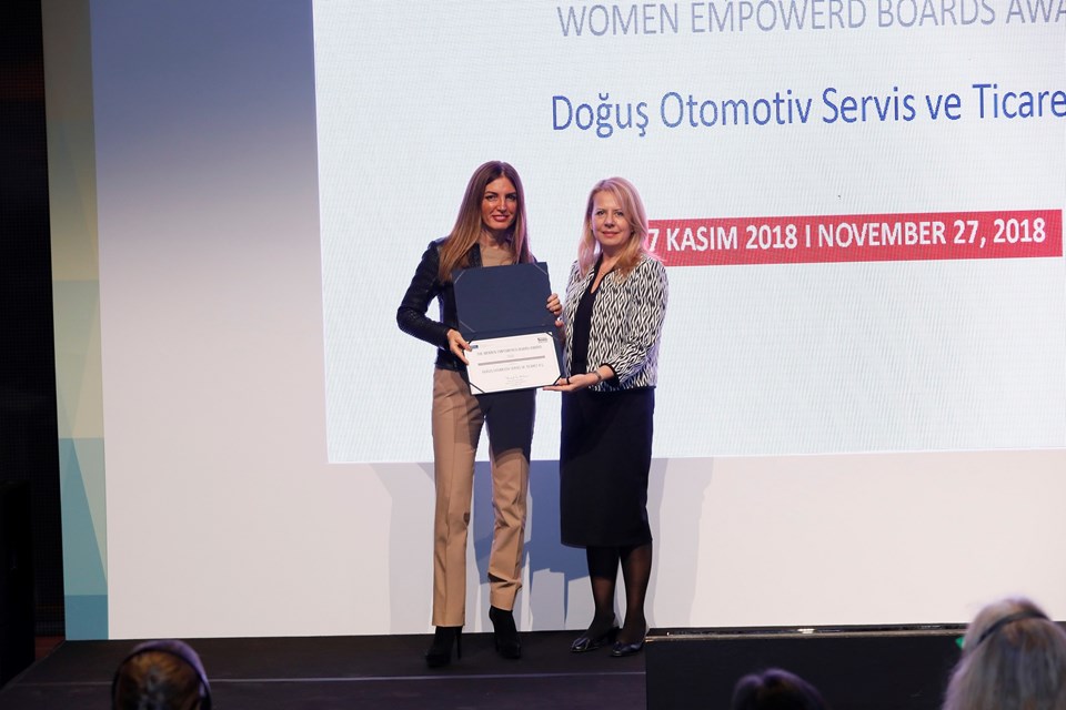 Doğuş Otomotiv Yönetim Kurulu Üyesi Özlem Denizmen ödül alırken...