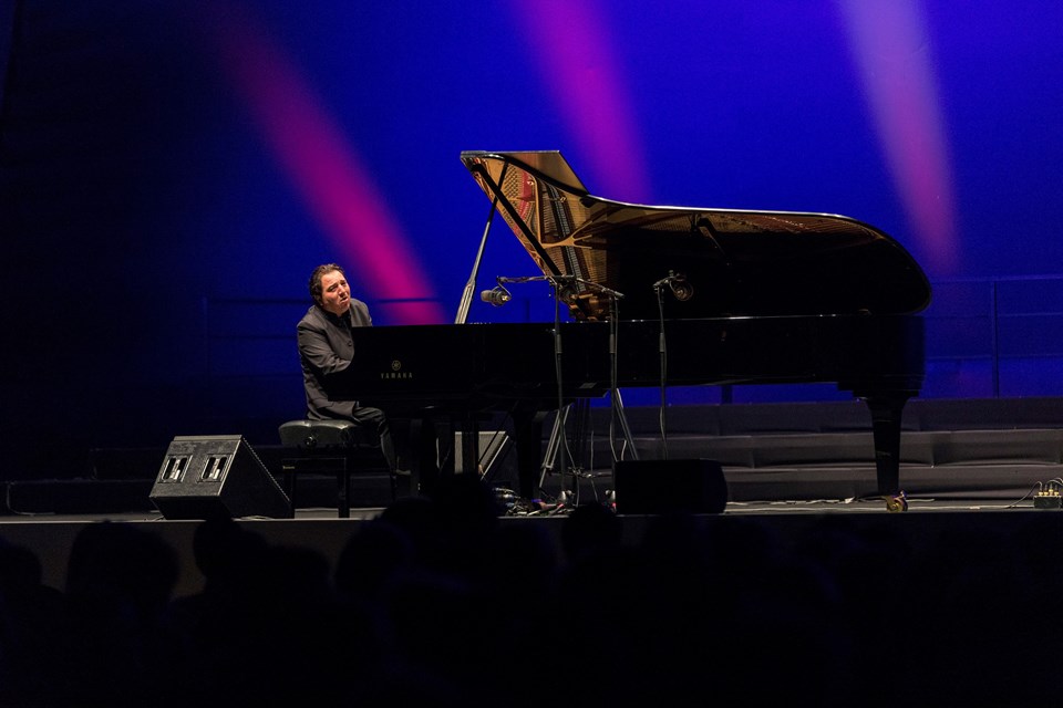 Doğuş Grubu’nun kurucu desteğiyle gerçekleşen 14. Bodrum Müzik Festivali kapsamında sahne alan dünyaca ünlü piyanistimiz Fazıl Say, Yürüyen Köşk resitali ile izleyicileri büyüledi.

