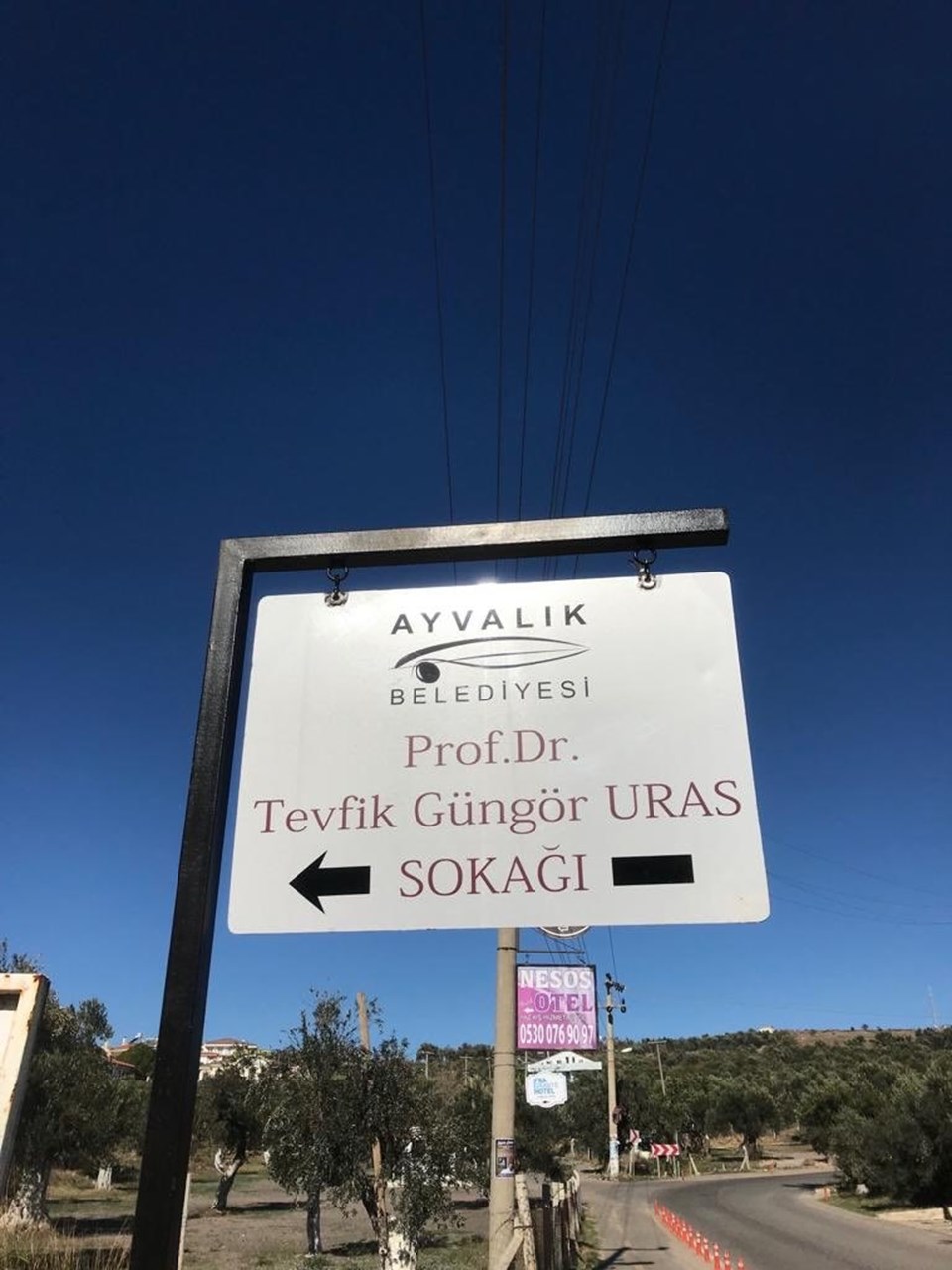 Güngör Hoca'nın isminin verildiği sokağın tabelasından bir görünüm..