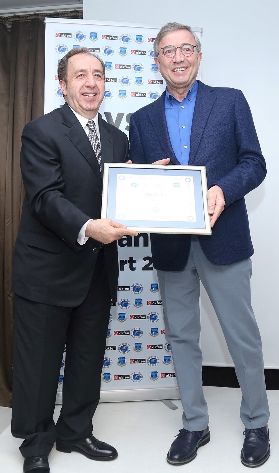 Konuşmaların ardından mikrokredi kullanacak kadınlara çekleri TİSVA Başkanı Prof.Dr.Aziz Akgül ve Hamdi Akın tarafından verildi.