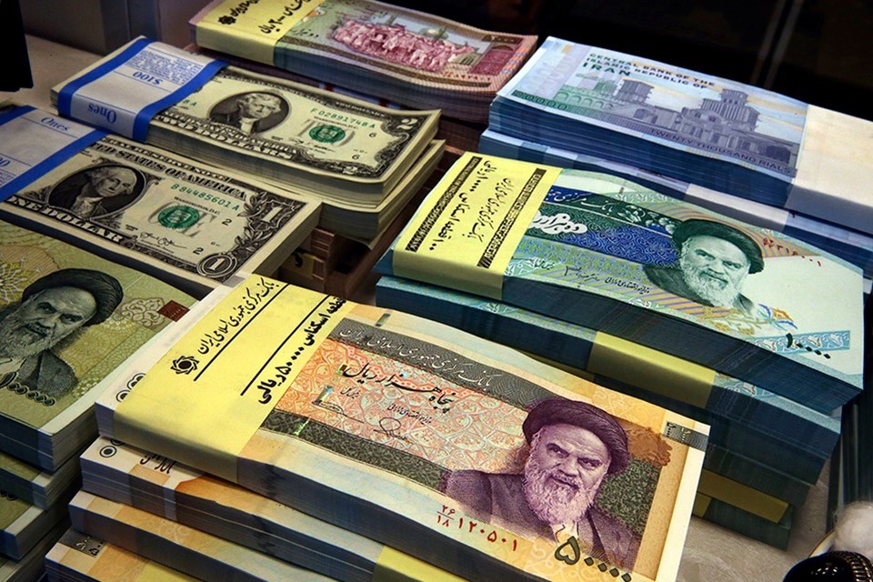 İran, ABD ambargosu sonrası vatandaşa döviz alımında sınırlama getirdi. Para birimi riyal son 2 ayda %50'ye yakın değer kaybetti.