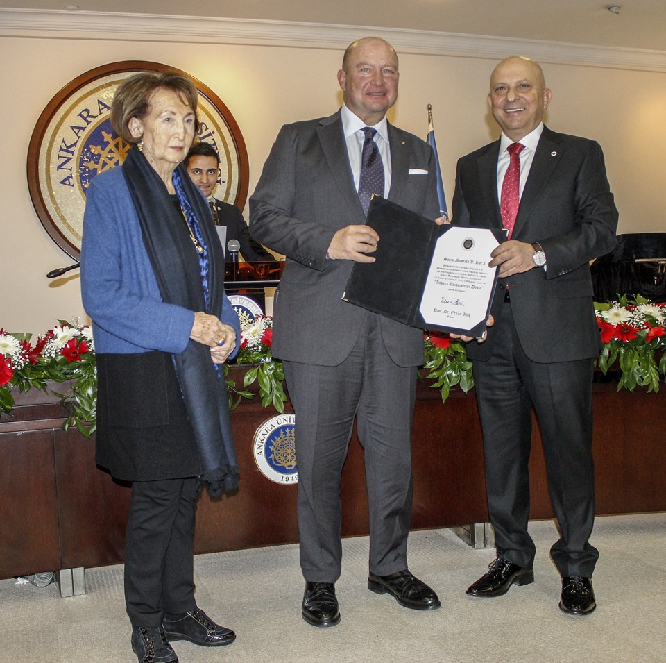 Koç Holding Yönetim Kurulu Başkanı Mustafa Koç (ortada)