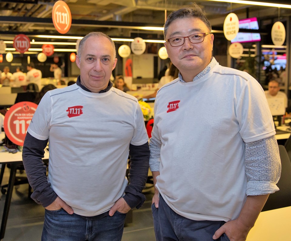 Doğuş Planet İcradan Sorumlu Yönetim Kurulu Üyesi İzi Adato (solda) ve n11.com Genel Müdürü Won Yong.