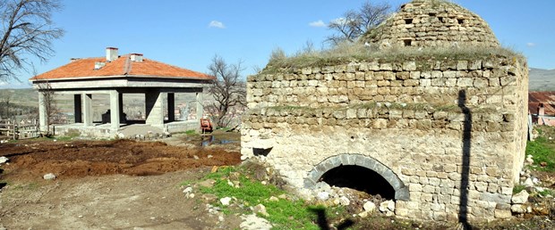 Tarihi hamamdı; şimdi bir ahır