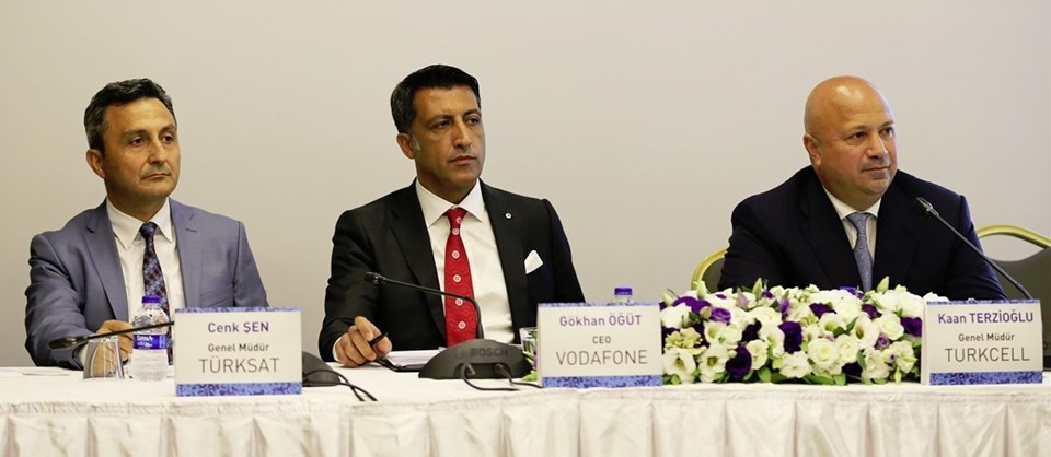 Toplantıya Türksat Genel Müdürü Cenk Şen, Vodafone CEO'su Gökhan Öğüt ve Turkcell Genel Müdürü Kaan Terzioğlu (soldan sağa) katıldı.