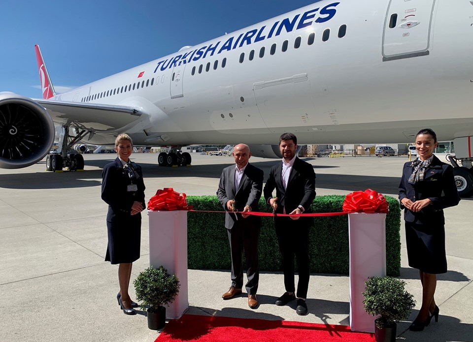 THY Basın Müşaviri Yahya Üstün (sağda), yeni uçağı Boeing'in Ticari Uçaklar Uluslararası Satış Direktörü Serdar Gürz'den törenle teslim aldı aldı.