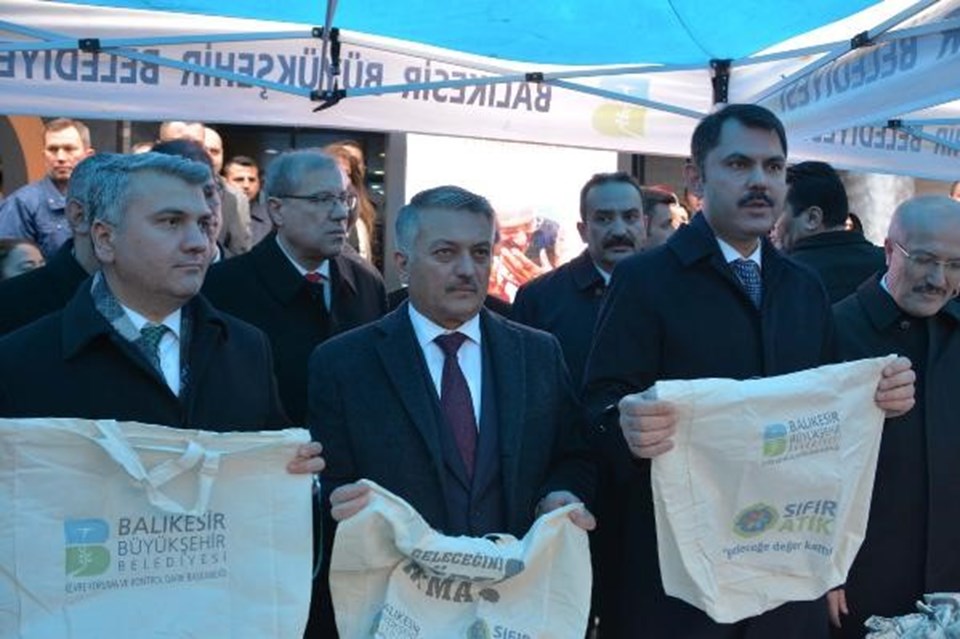Çevre ve Şehircilik Bakanı Murat Kurum, vatandaşlara bez torba dağıttı