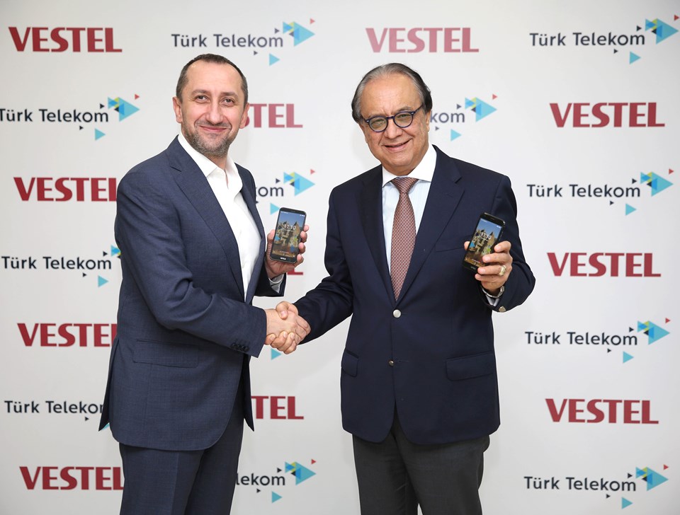 Türk Telekom Satış ve Müşteri Hizmetleri Genel Müdür Yardımcısı Ümit Önal, Vestel Şirketler Grubu İcra Kurulu Başkanı Turan Erdoğan