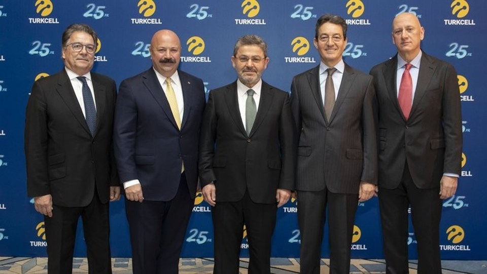 Kaan Terzioğlu son olarak geçtiğimiz hafta Turkcell'in 25'inci yılı nedeniyle eski genel müdürlerle bir araya gelmişti. Soldan sağa: Cüneyt Türktan, Kaan Terzioğlu, Turkcell Yönetim Kurulu Başkanı Ahmet Akça, Muzaffer Akpınar ve Süreyya Ciliv....