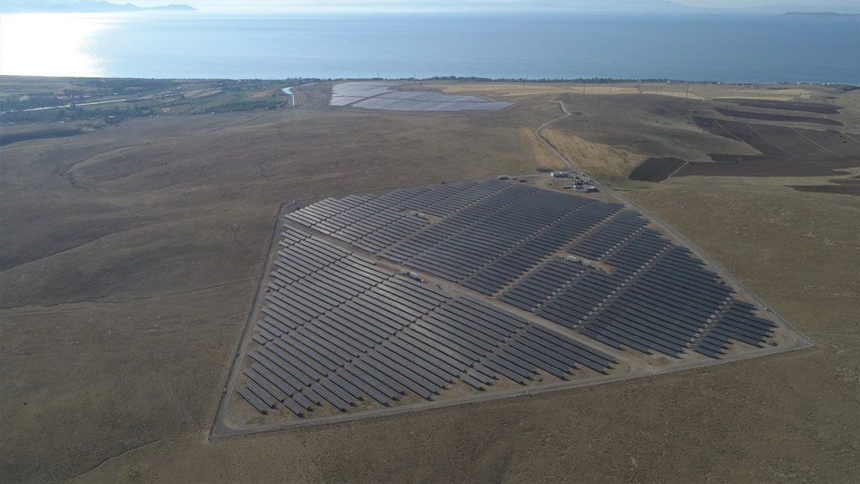 Türkiye’nin güneş enerjisi potansiyeline sahip en yüksek illerinden Van’da işletilecek olan Omicron Erciş ve Engil ile PSI Engil santralleri Vangölü’nün yanı başındaki toplam 600 dönümlük arazi üzerinde bulunuyor.