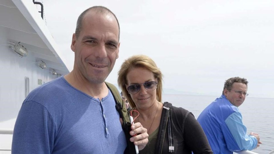 Varofakis ve eşi Danae Stratou, ada seferine küçük otomobiliyle gitti.