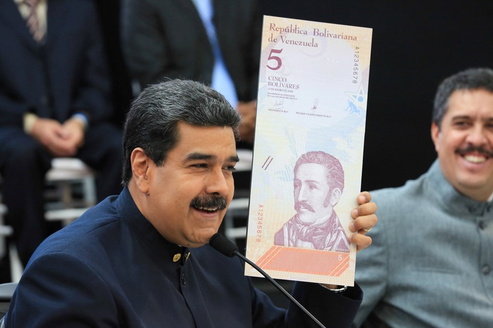 Maduro, basın toplantısında yeni 5 bolivarı gosterdi.
