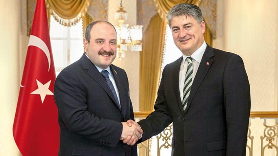 Sanayi ve Teknoloji Bakanı Sayın Mustafa Varank ile Türkiye'nin Otomobili Girişimi Grubu CEO'su Gürcan Karakaş Dolmabahçe’deki Başbakanlık Ofisi’nde bir araya geldi