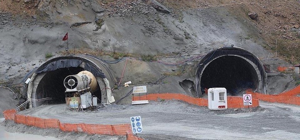 Ovit Tüneli, Rize'nin İkizdere ilçesi ile Erzurum'un İspir ilçesi arasında bulunuyor.