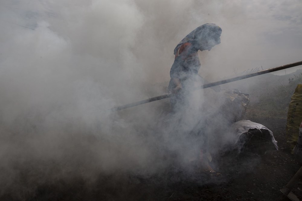Ekmeklerini mangal kömüründen çıkarıyorlar - 2