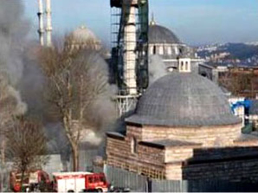 Kılıç Ali Paşa Camii yanıyor - 1