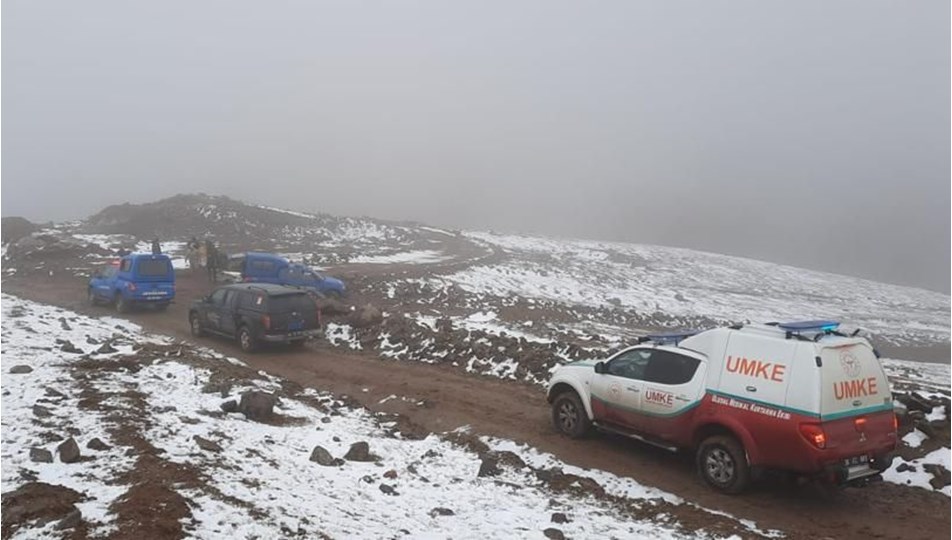 Kars'ta donmak üzere olan 2 çobanı ekipler kurtardı
