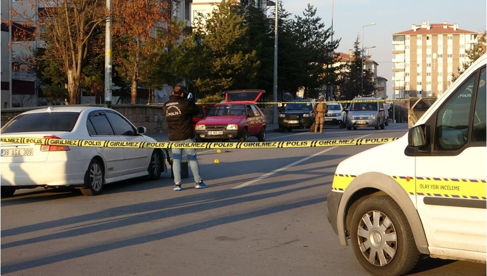 İfade vermeye karakola gittiler, çıkışta yine kavga ettiler: Dört kişi yaralandı