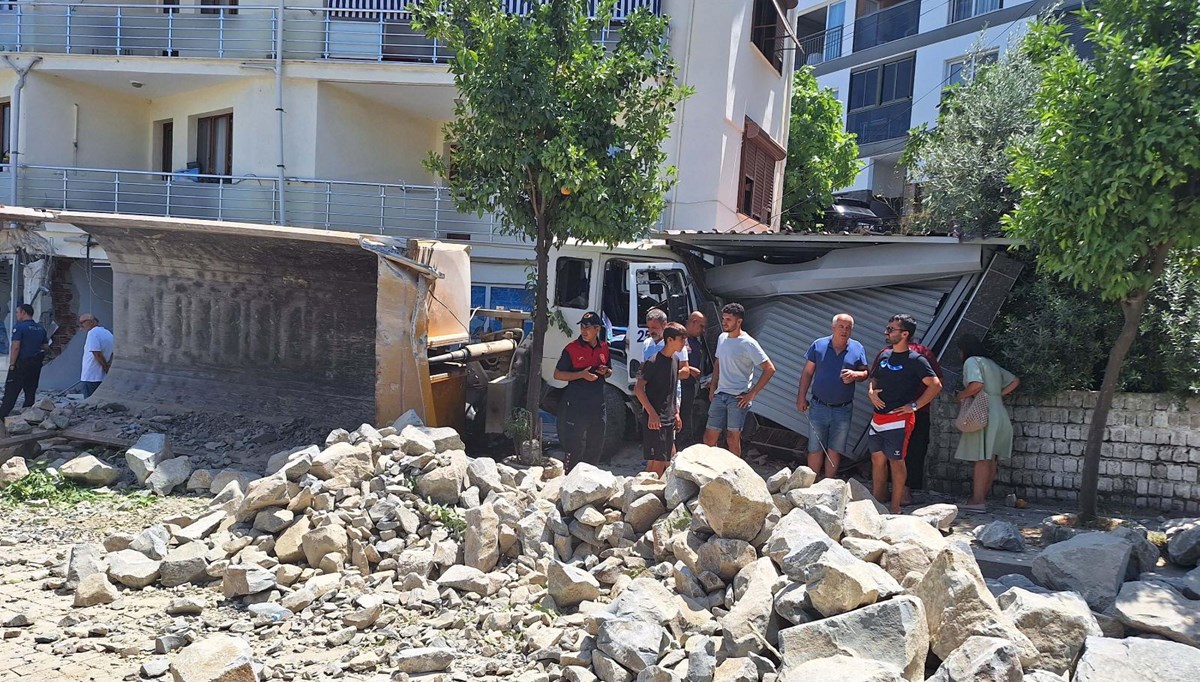 Freni boşalan kamyon ortalığı savaş alanına çevirdi: 9 yaralı