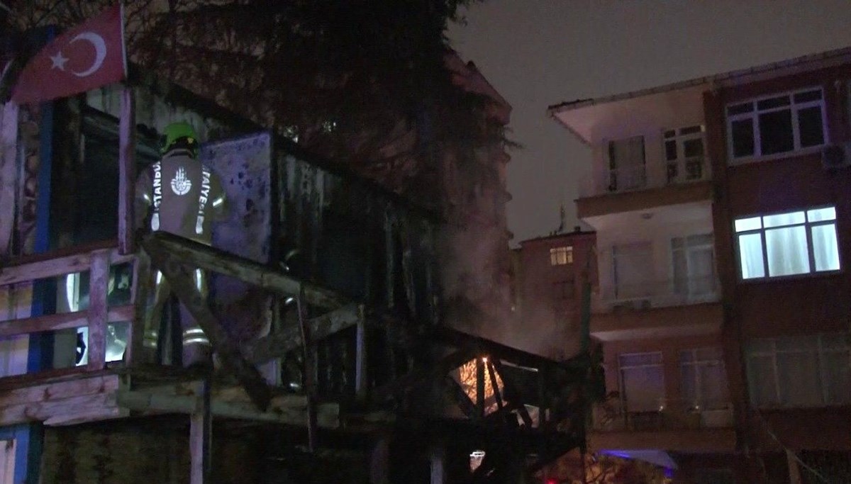 Kadıköy'de inşaat işçilerinin kaldığı konteyner yanarak küle döndü