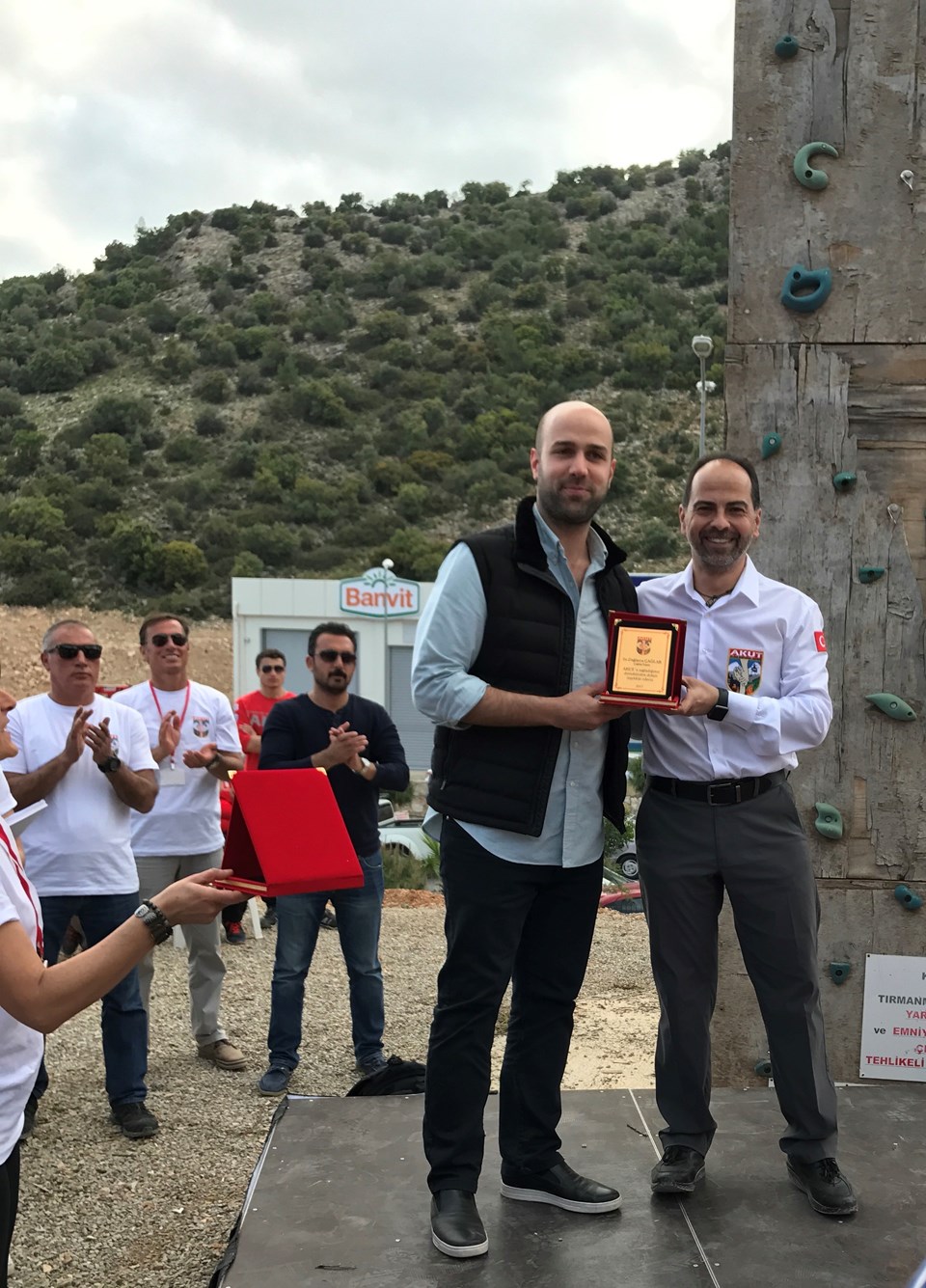 Bodrum Belediyesi ve Çağdaş Holding’in ana sponsorluğunda ve AKUT’un öncülüğünde, gönüllü kişi, kurum ve kuruluşların destekleriyle kurulan AKUT Bodrum Şubesi Kürşat Avcı Eğitim ve Operasyon Merkezi yeni binası, düzenlenen törenle açıldı. Desteklerinden dolayı verilen plaketi, Çağdaş Holding adına Dağlarca Çağlar aldı.