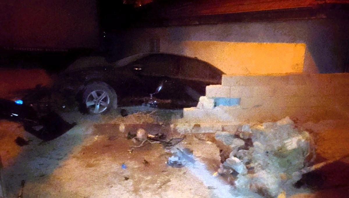 Otomobil duvarı yıktı, bahçeye daldı