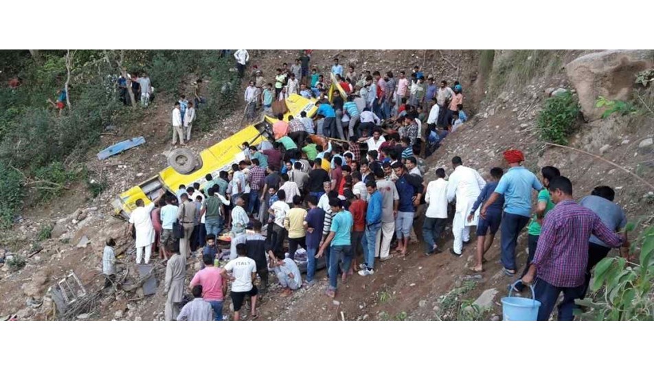 Hindistan'da okul otobüsü uçuruma yuvarlandı: En az 27 öğrenci öldü