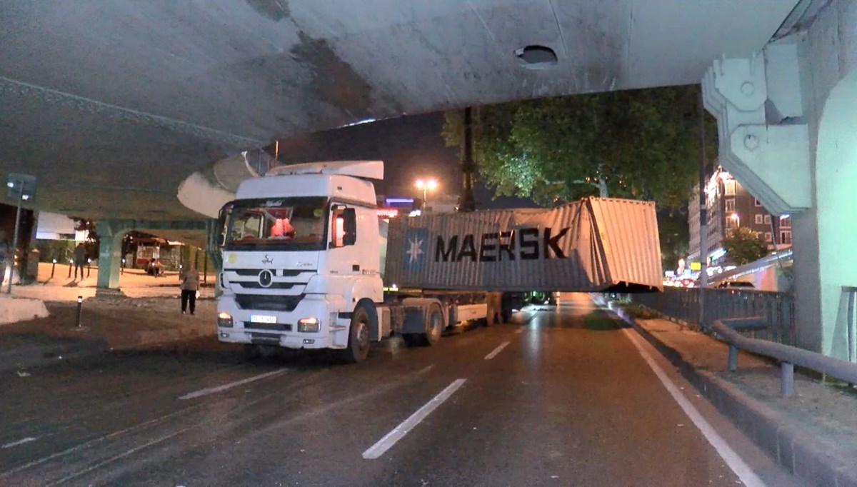 Köprüye çarpan TIR, yolu trafiğe kapattı