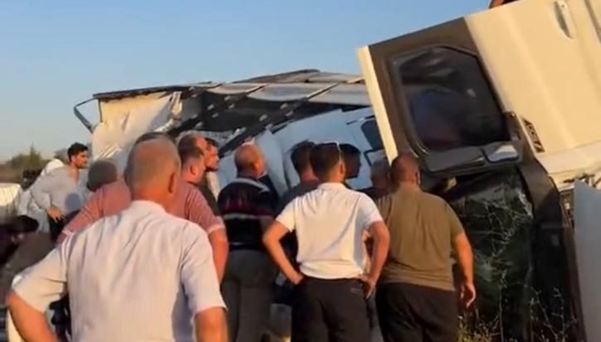 Kuzey Marmara Otoyolu'nda TIR devrildi: 2 ölü