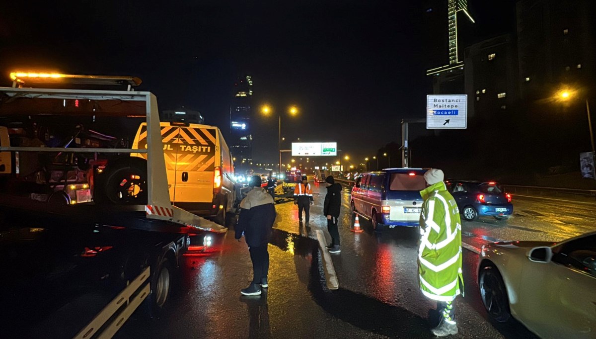 Kadıköy'de servis minibüsü ile otomobil çarpıştı: 1 yaralı