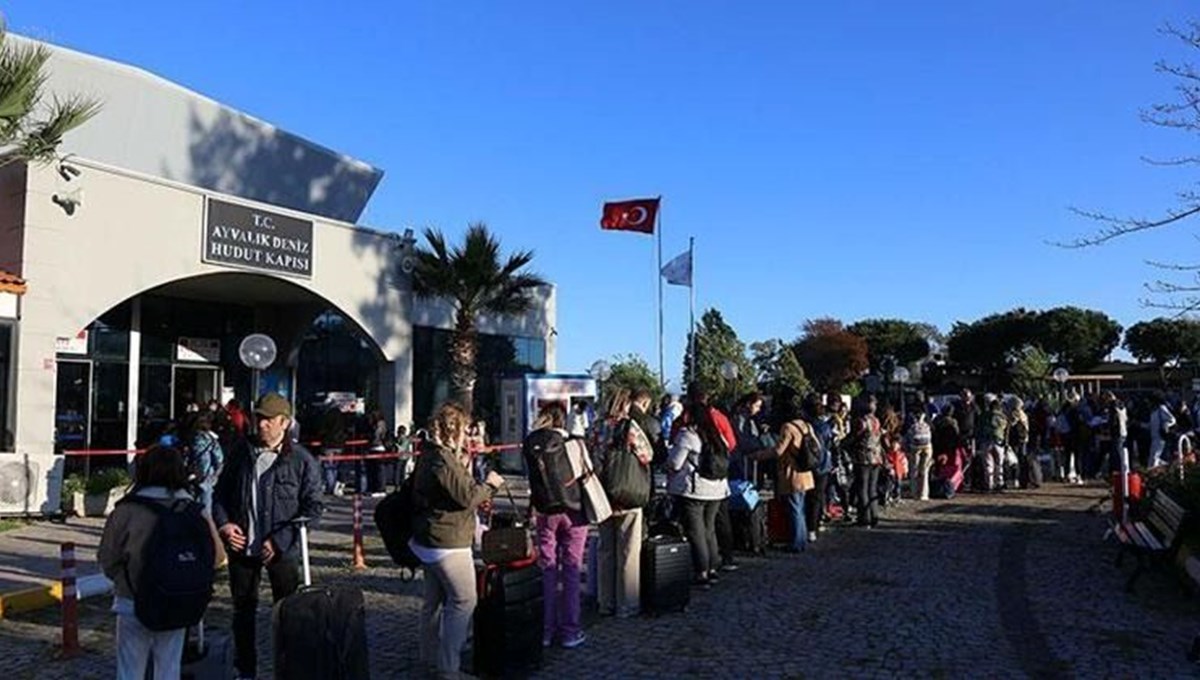 Yunan adalarına ilgi büyük | Kapıda vize uygulamasıyla Ayvalık'tan uzun kuruklar oluştu Yunan adalarına ilgi büyük | Kapıda vize uygulamasıyla Ayvalık'tan uzun kuruklar oluştu