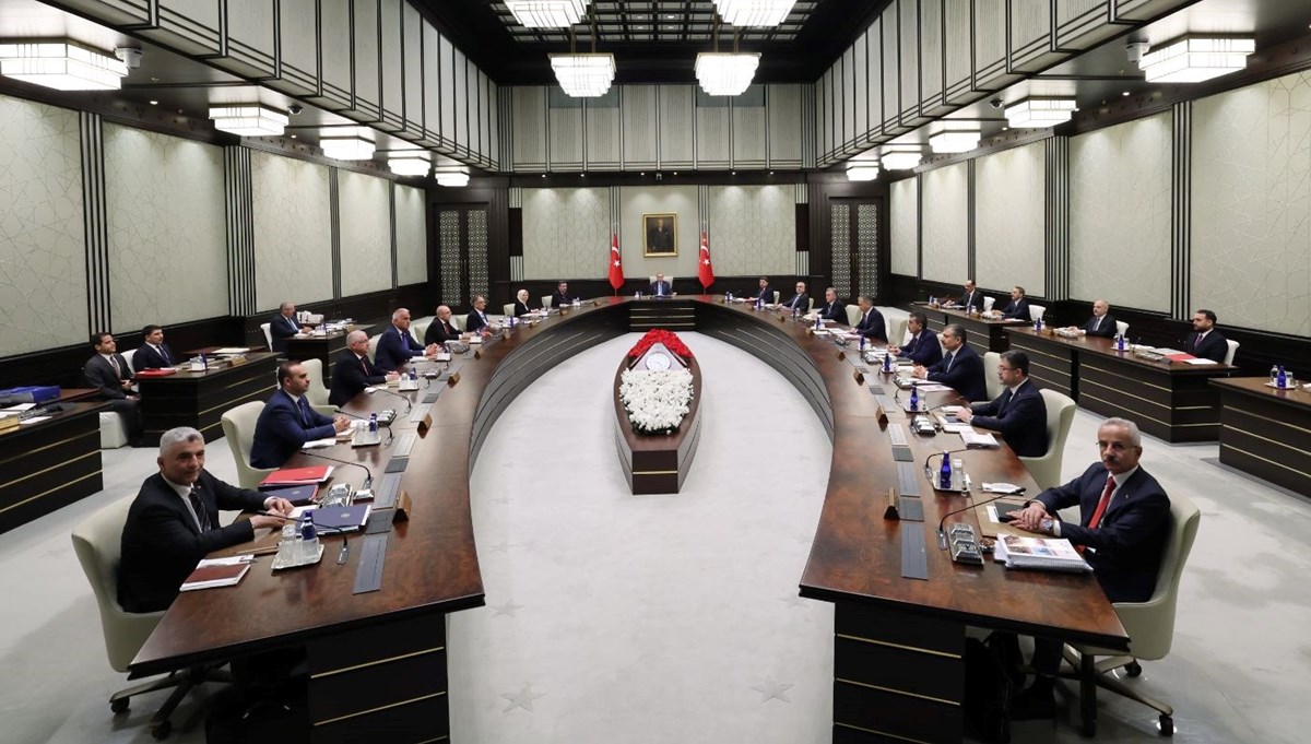 Yeni bakanlar ile kabine toplanıyor Yeni bakanlar ile kabine toplanıyor