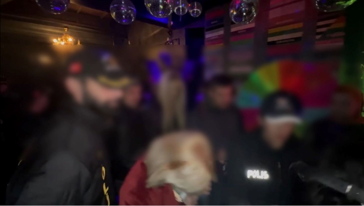 Beyoğlu'nda gece kulübündeki kırbaçlı partiye baskın: 32 gözaltı Beyoğlu'nda gece kulübündeki kırbaçlı partiye baskın: 32 gözaltı