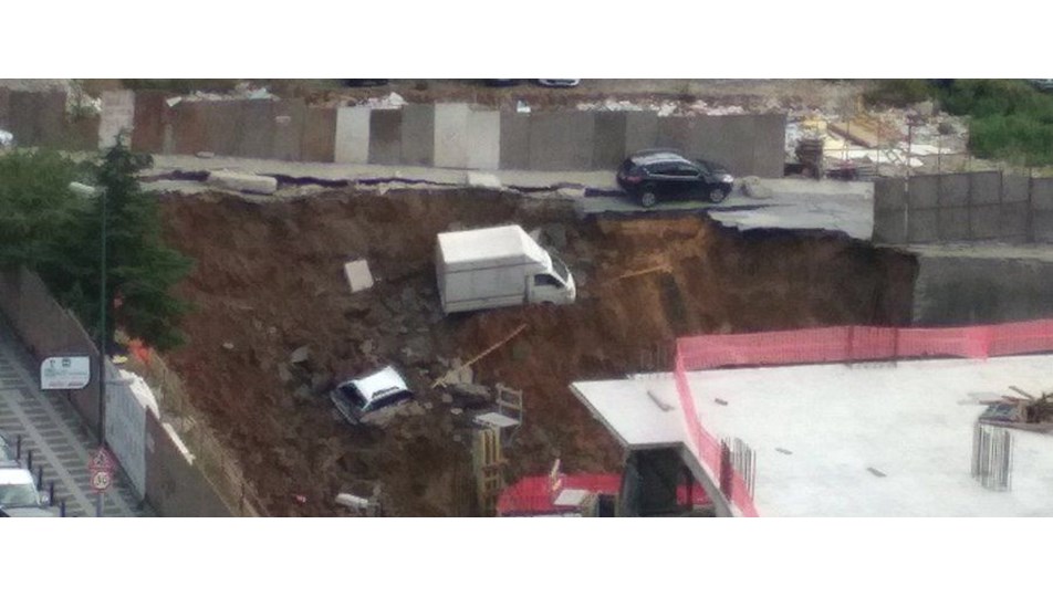 Ümraniye'de istinat duvarı çöktü