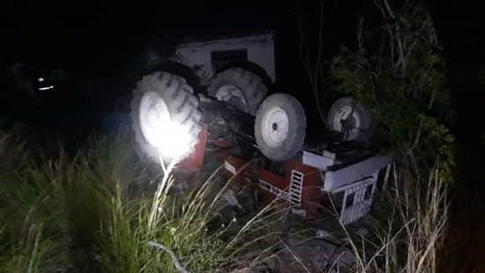 Devrilen traktörün altında kalan 13 yaşındaki çocuk öldü - 1
