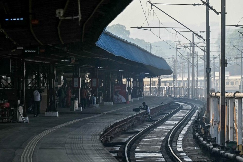 Hindistan'da bir izdiham daha: İki farklı seferi karıştıran yolcular ezilerek öldü - 6