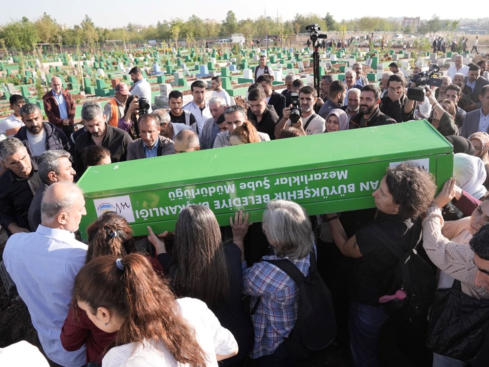 Rojin Kabaiş son yolculuğuna uğurlandı: Tabutunu kadınlar omuzladı - 2