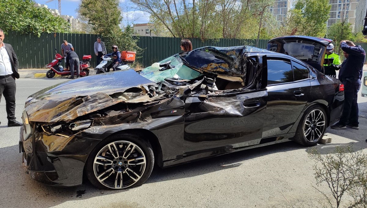 TIR'ın altına giren lüks otomobil hurdaya döndü