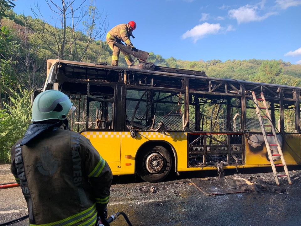 Beykoz'da İETT otobüsü alev alev yandı - 1