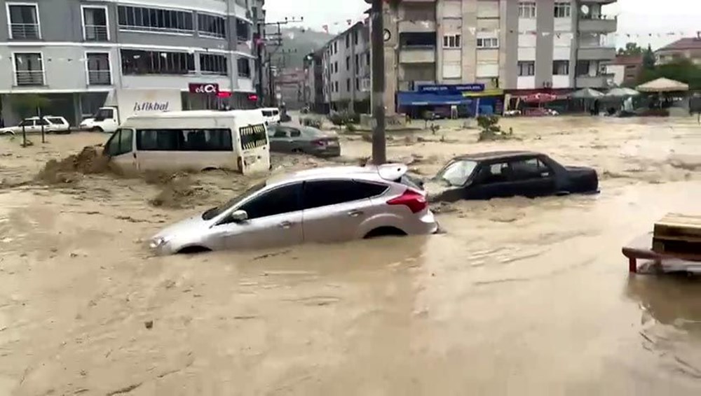 Karadeniz'i sel vurdu: Dereler taştı, yollar göle döndü, evleri su bastı - 34