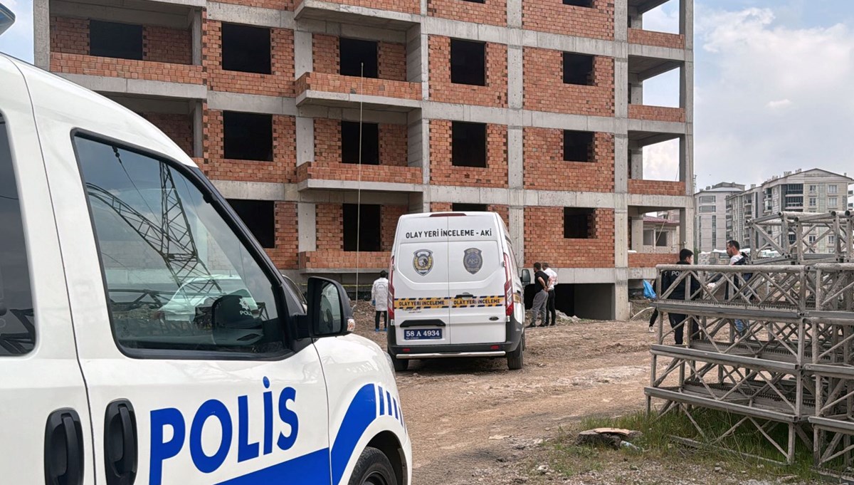 Sivas'ta inşaattan düşen işçi hayatını kaybetti Sivas'ta inşaattan düşen işçi hayatını kaybetti