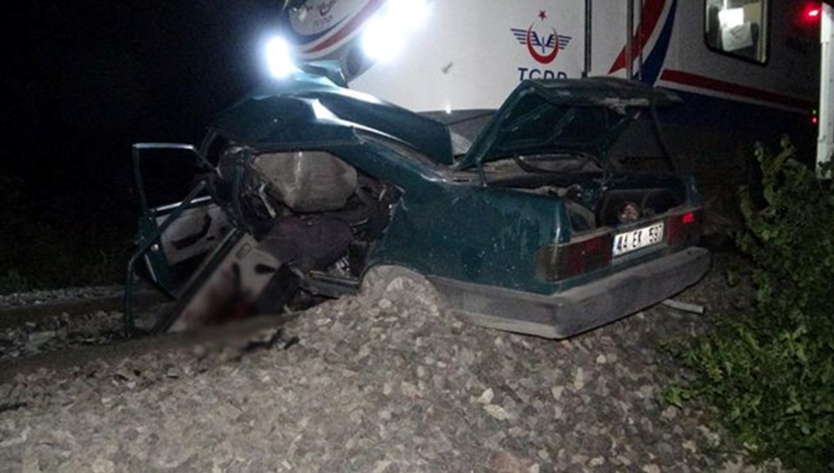 Malatya'da feci kaza: Trenin altında kalan otomobilin sürücüsü öldü