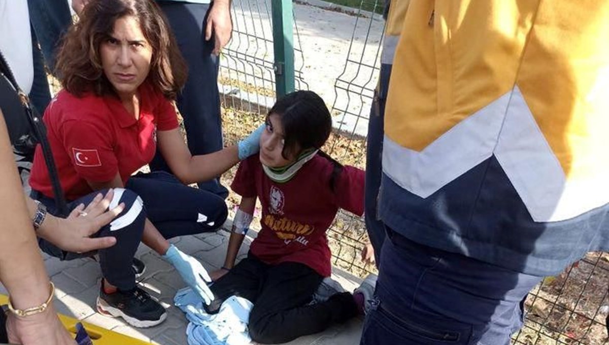 Kontrolden çıkan otomobil otobüs durağına daldı: 3 yaralı Kontrolden çıkan otomobil otobüs durağına daldı: 3 yaralı