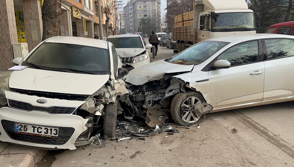 Kontrolden çıkan araç, park halindeki 2 otomobile çarptı