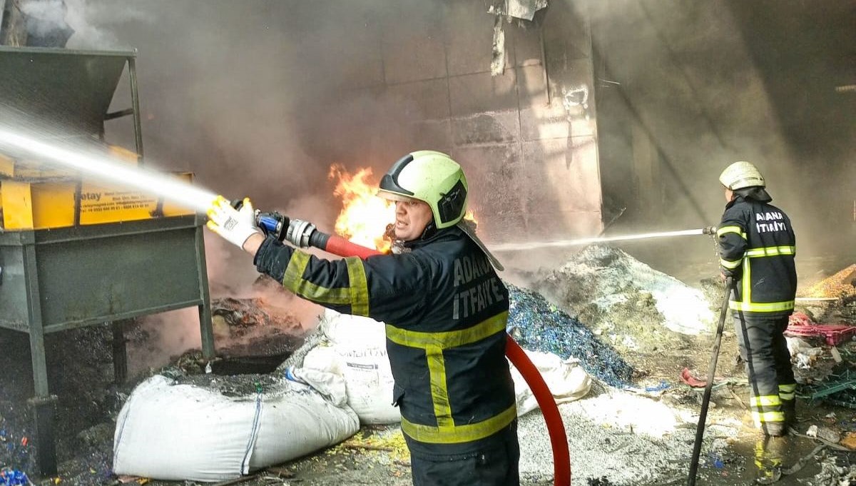 Adana'da geri dönüşüm fabrikasında yangın Adana'da geri dönüşüm fabrikasında yangın