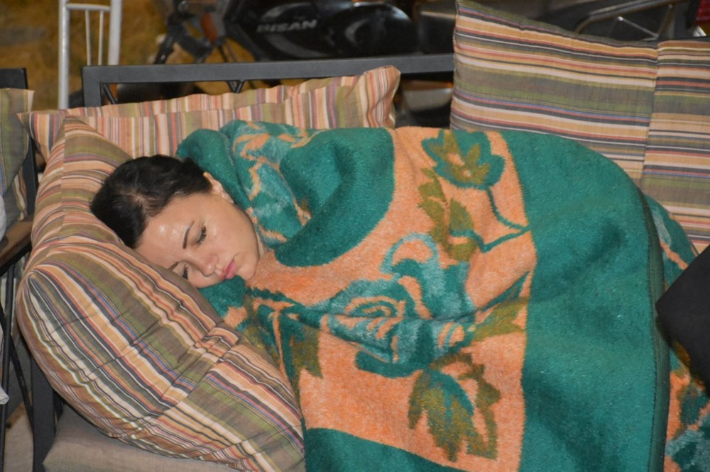 Deprem sonrası parklarda bahçelerde sabahladılar - 5