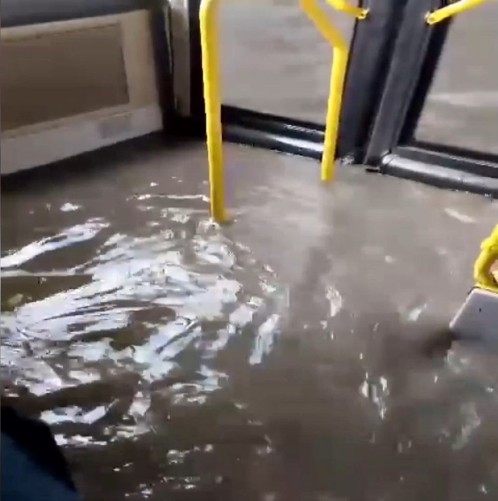 İstanbul'un Anadolu Yakası'nı sağanak vurdu: Yollar göle döndü, İETT otobüsünü su bastı - 6