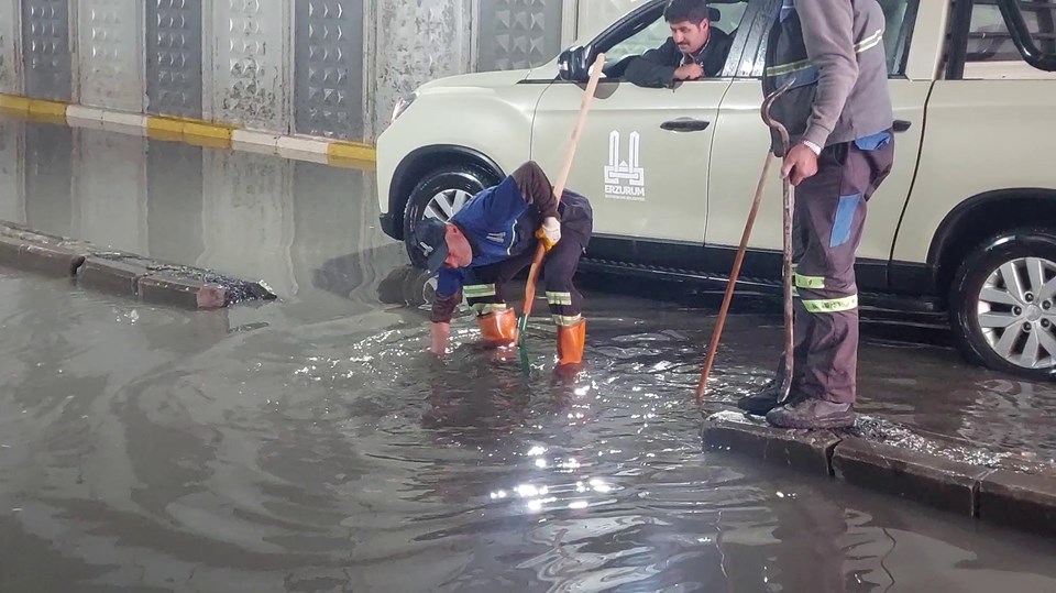 Erzurum'u sağanak vurdu: Alt geçitler suyla doldu - 1