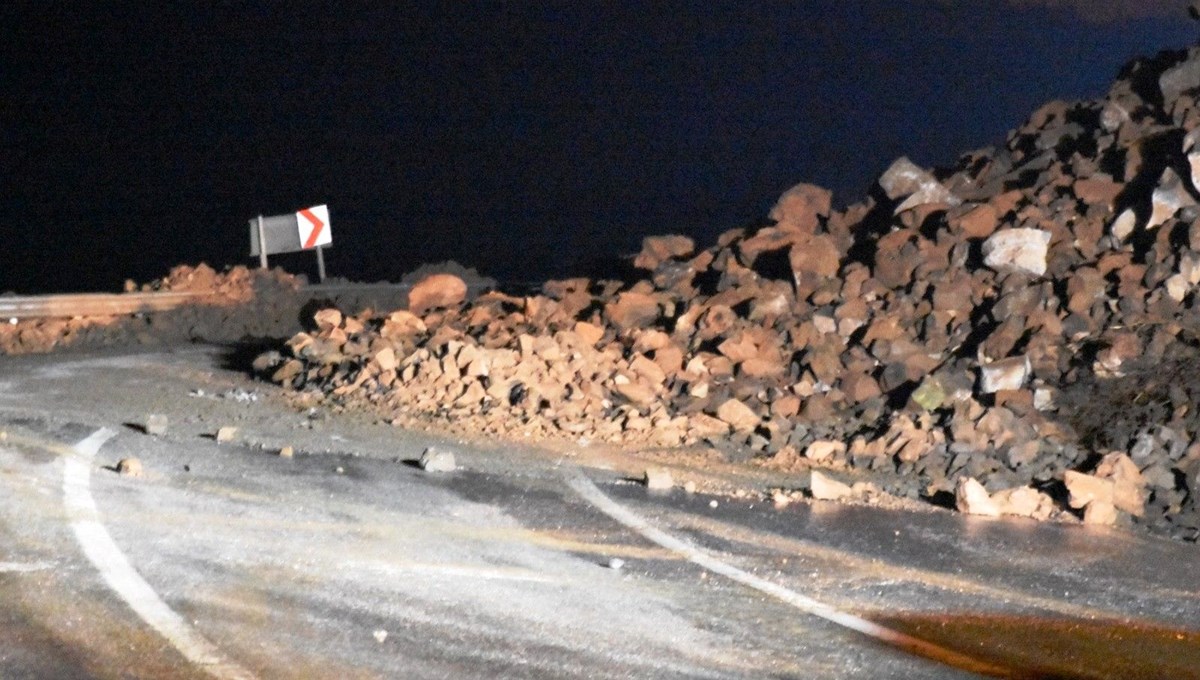 Bitlis’te yola düşen kayalar trafik akışını durdurdu: 8 saat sonra açıldı